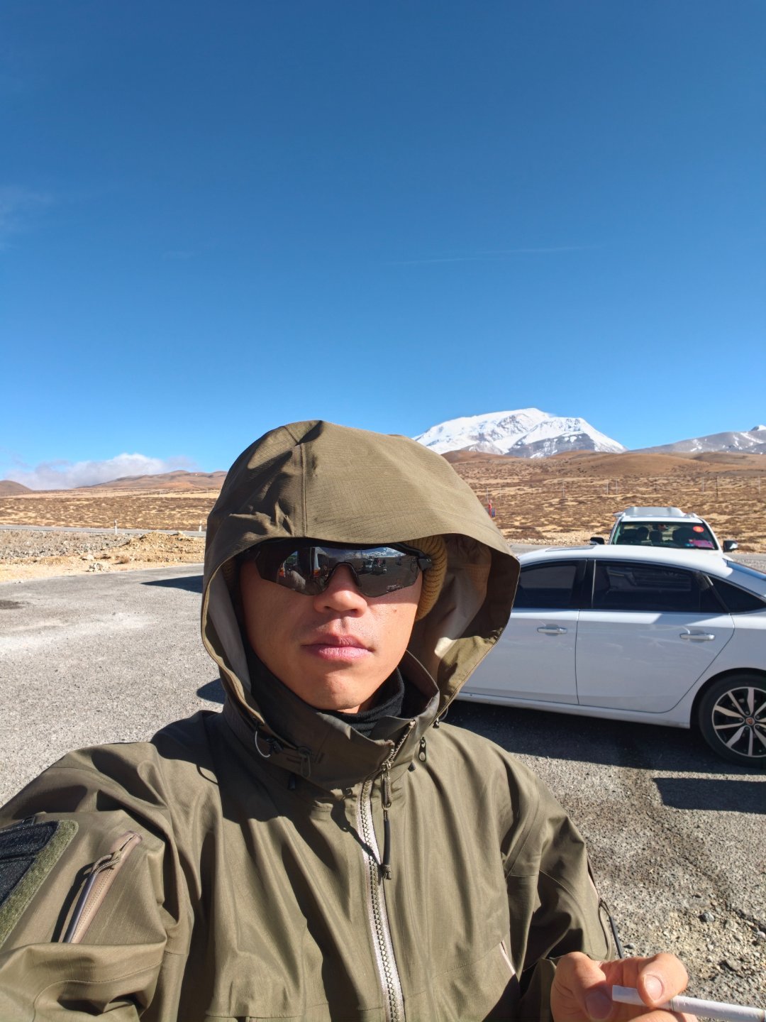 坐大巴得坐两个多小时才能到塔钦中途还让我们休息冰美式一喝，加来个根烟 ，非常舒服