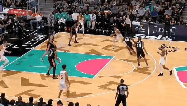 独角兽波神发威！可惜今天文班亚马不在！
在今天NBA常规赛老鹰对阵马刺的比赛的第