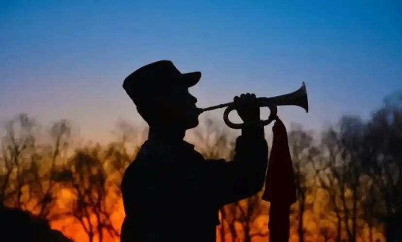 军号突然敲警钟：斗争已到临界点，放弃幻想、准备战斗！这仗不一定开枪，但人人都在战