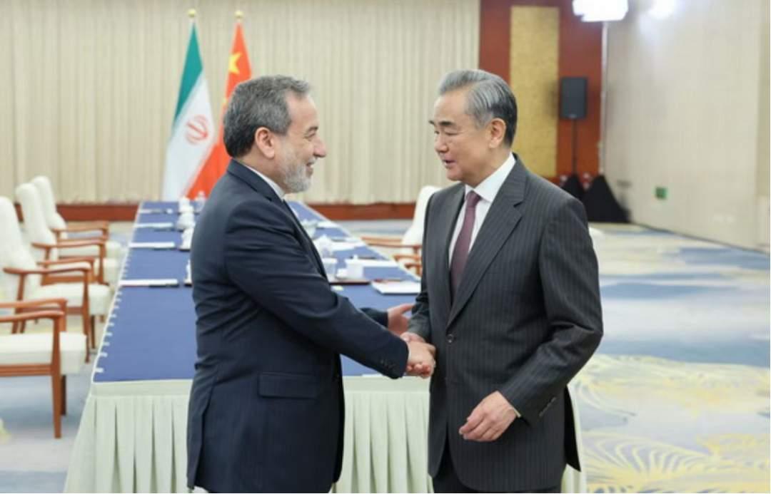 中东冲突进入第三天，伊朗外长阿拉格齐也紧急给中方打来电话。王毅在通话中明确表达了