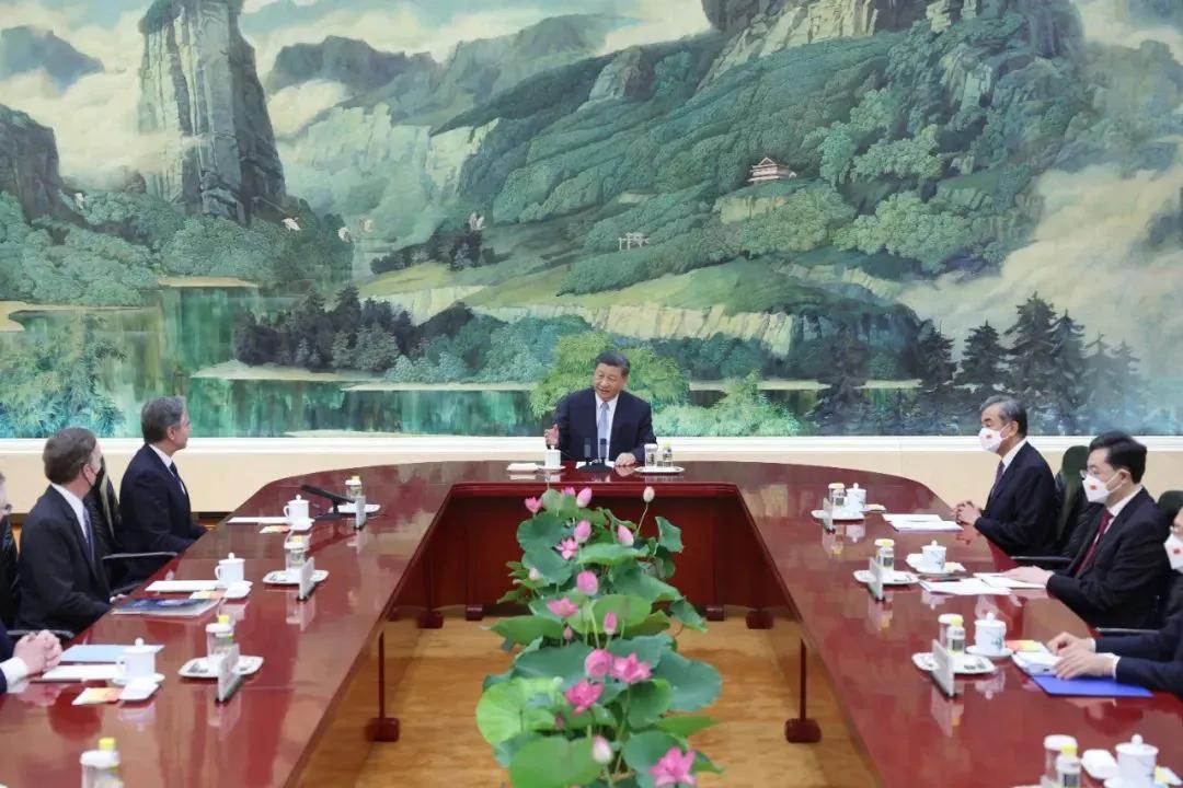 拜登对于布林肯访华持积极肯定态度并且表扬布林肯做得非常好，认为“走向了正确的轨道