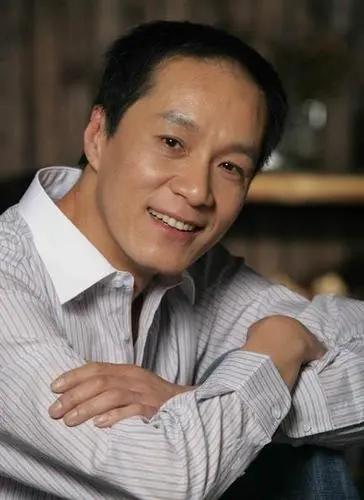 演员，冯远征说，和梁丹妮结婚的时候，我给她一个约法三章，一，吵架不能动手，我一直