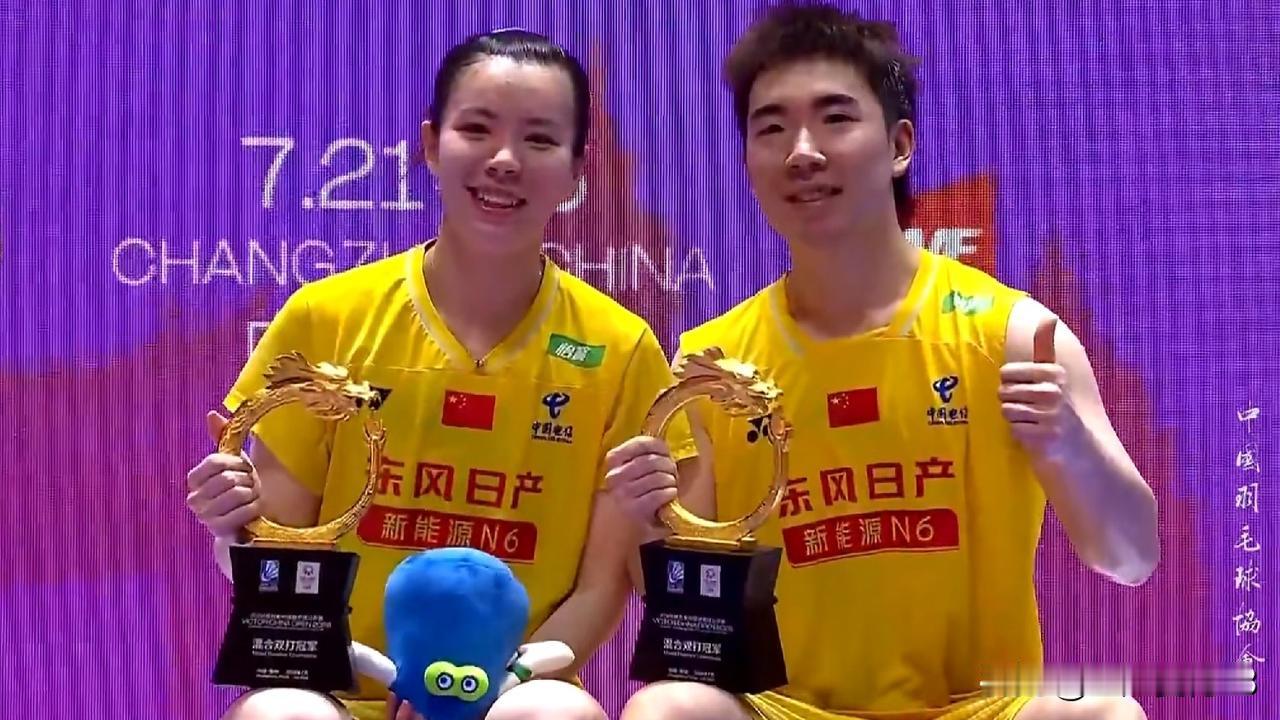 7连败后，郭新娃/陈芳卉在关键的2026年中国羽毛球公开赛决赛场上，战胜队友冯彦