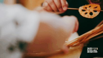钵钵鸡里为啥没有鸡   每次吃钵钵鸡都忍不住吐槽：名字带鸡，手里全是土豆海带！早