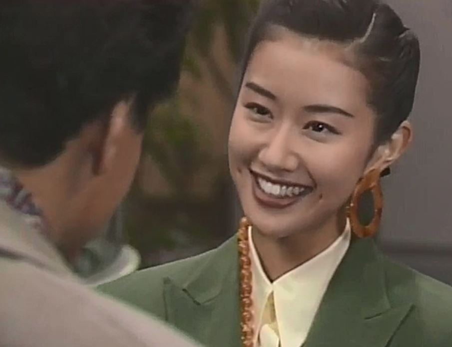 《回首又见他（1993）》EP01，这位医药代表给我印象最深的是酒窝和耳环。 