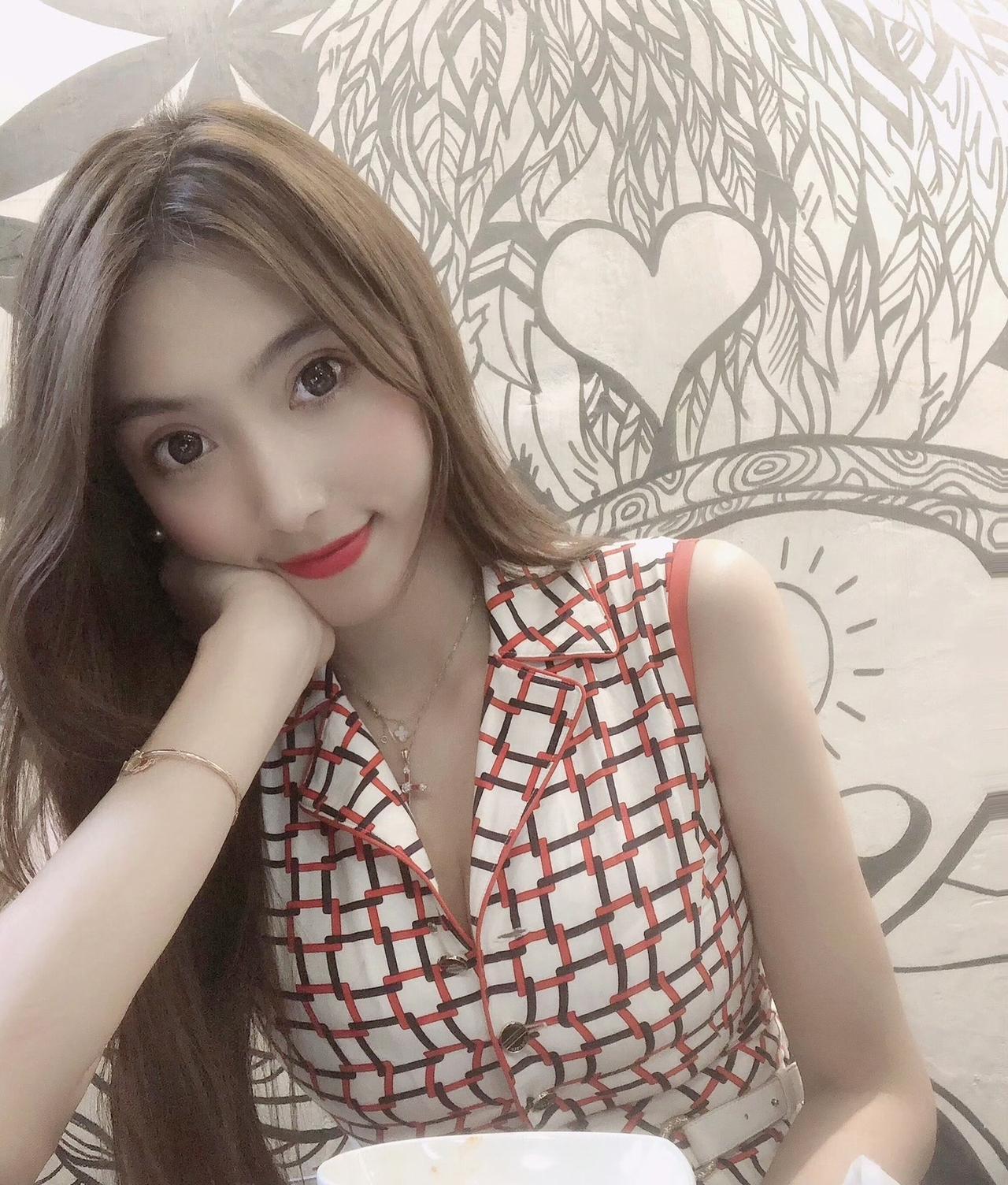 不必急于将一切整理得井井有条，零碎本身，就是一种生动的存在。
上热门 御姐 美女