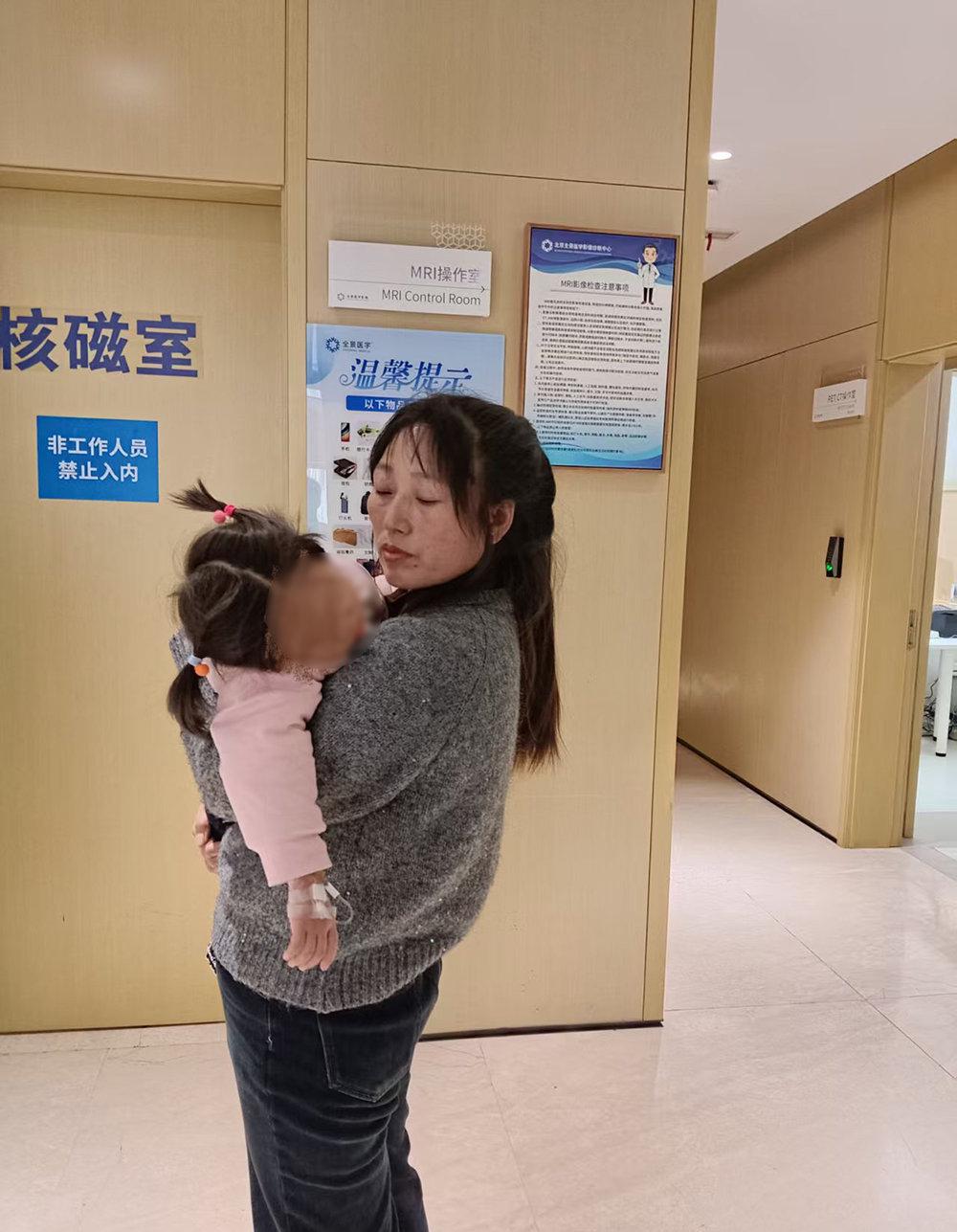 “太可怕了！”甘肃平凉的秦红利生孩子，本就脐带脱垂凶险万分，医院却状况百出。麻药