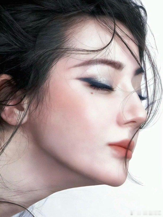 迪丽热巴眼窝立体到自带阴影做热巴化妆师也太爽了，眼窝自带阴影，工作量直接减半 