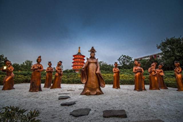 《武则天：睡了两位皇帝，养了四个男宠，却被后世骂了1300年？》