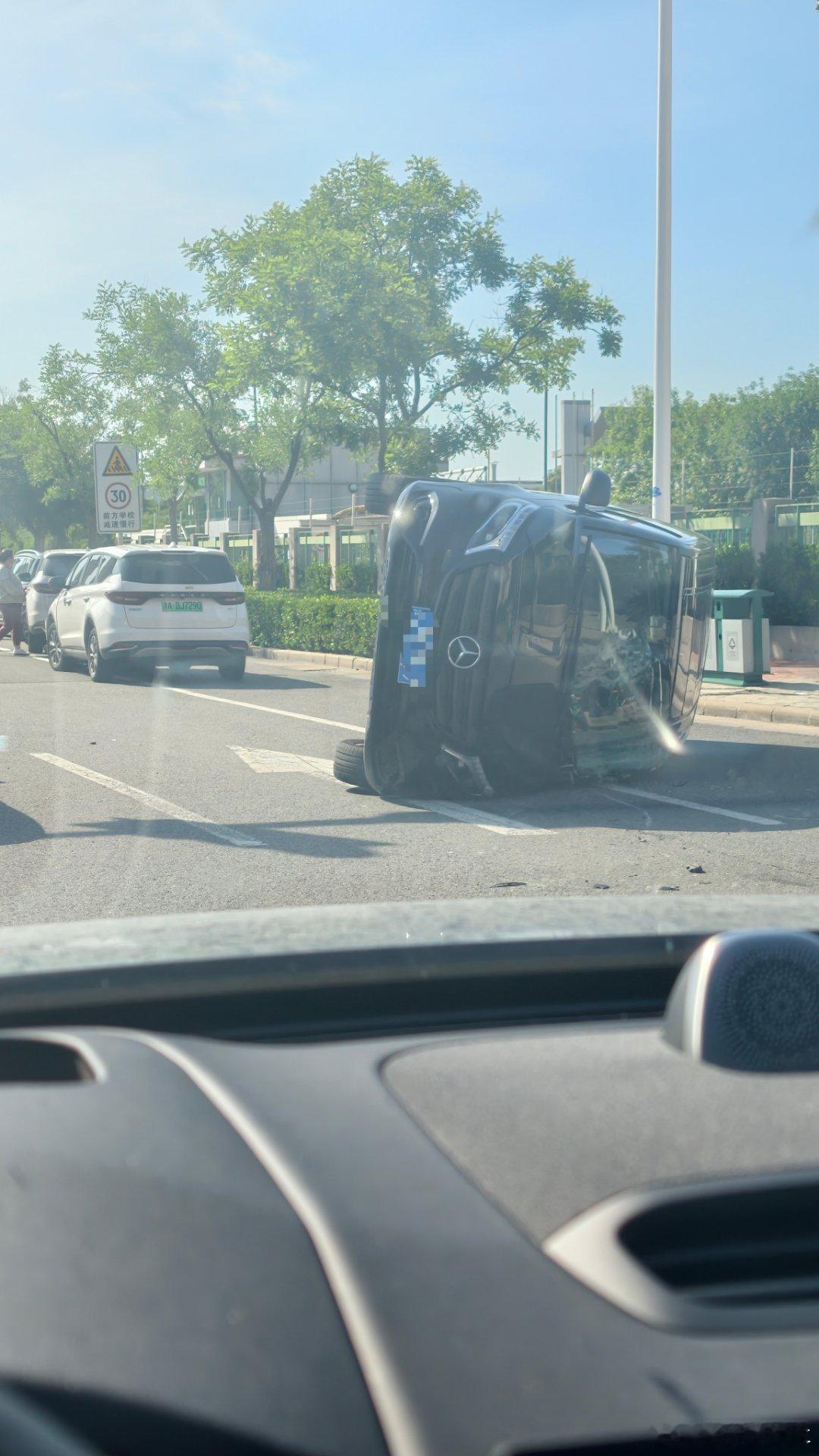 这速度得多快啊，车都撞翻了交通安全奔驰