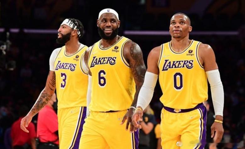近日前NBA球星托尼·阿伦和贝弗利录制了《Out The Mud Podcast