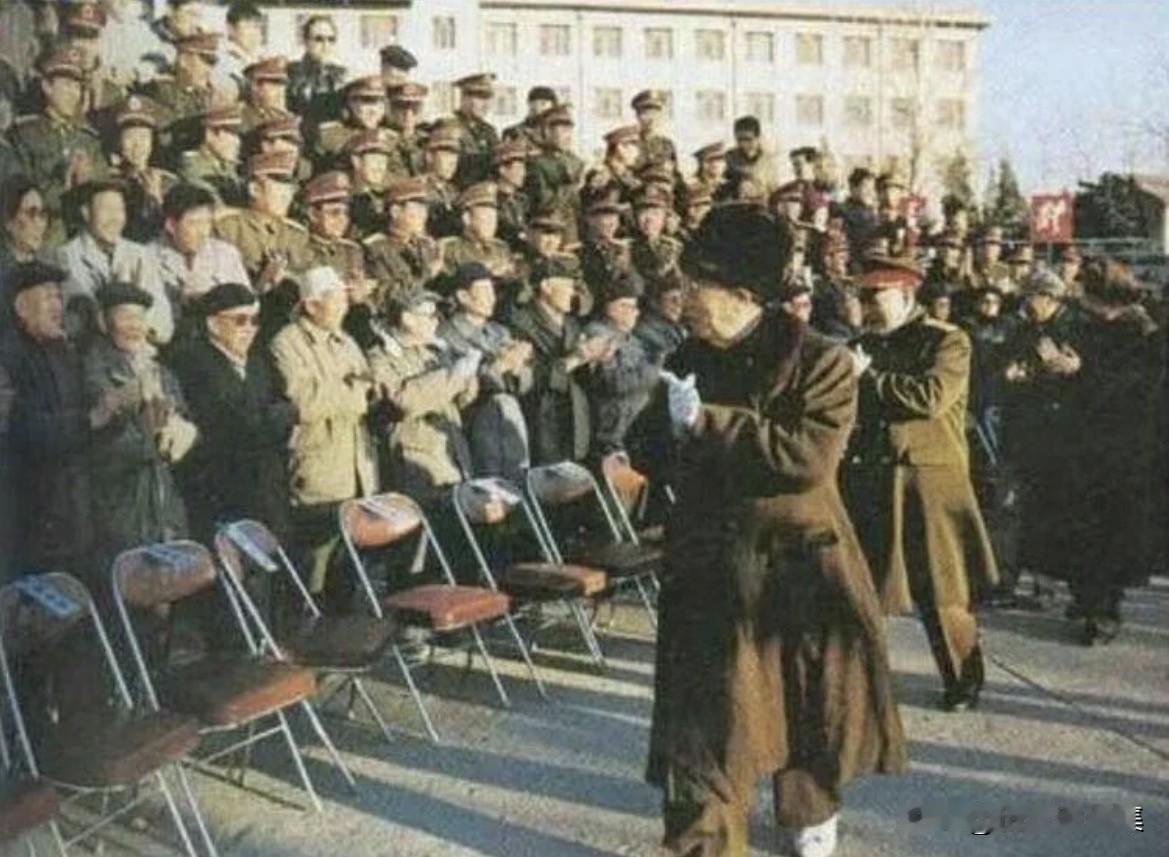 【开国功臣图片故事211】
1990年，陈士榘和迟浩田接见工程兵老干部。此时，陈