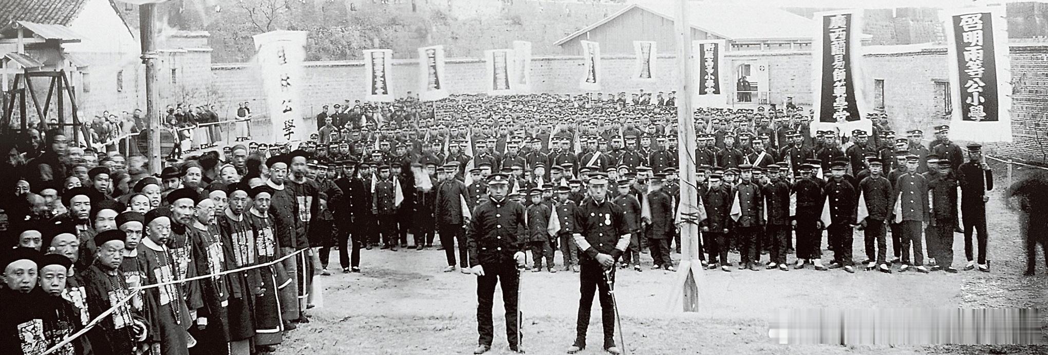 1905年广西桂林关于立宪改革的集会。左边是满清官员，右边是洋学堂的学生。满清官
