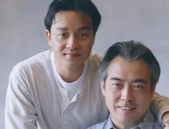 1992年，《霸王别姬》杀青宴上，张国荣突然把杯子往地上一摔，指着一个男人大骂: