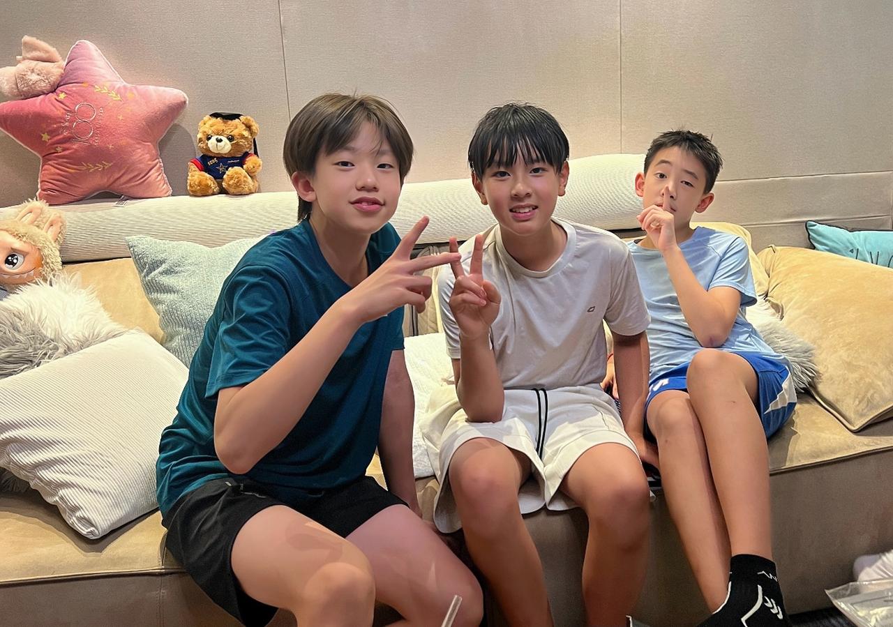 三个星二代昔日合影，陈小春的儿子坐在右边，我是一眼就认出来了。

还有一个是吴尊
