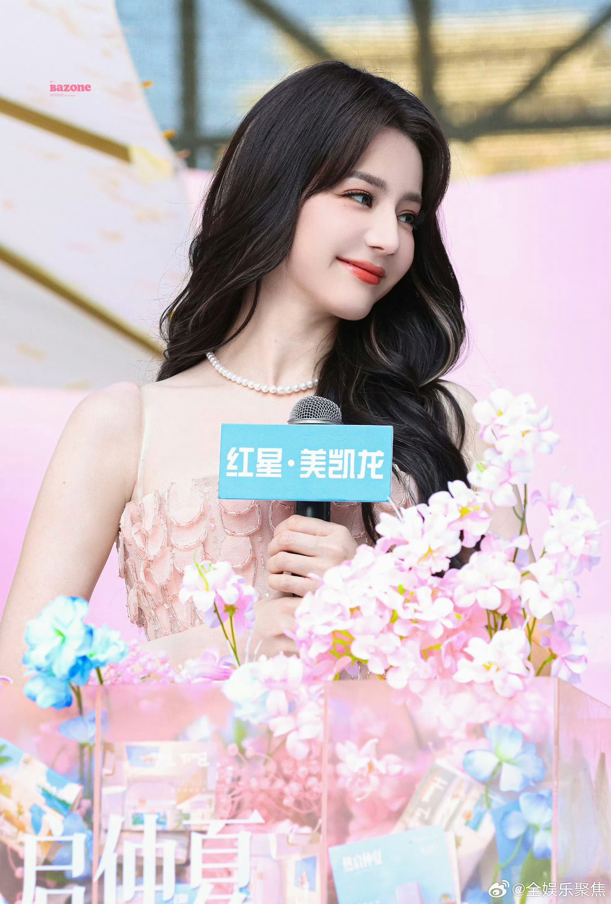 迪丽热巴听粉丝唱追光者一曲追光者连接起彼此的心，热巴认真倾听歌声，随性跟着摆手，