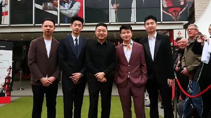 不得不说，这打斯诺克的中国球员，身高真是挺高的，应该超过国乒众将了。
     