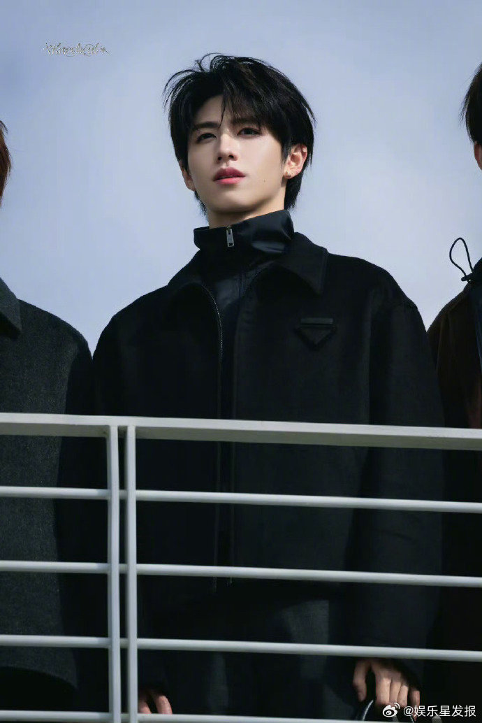 朱志鑫体制内老公 的品牌外拍路透氛围感拉满！这身造型显得整个人特别沉稳大气，自带