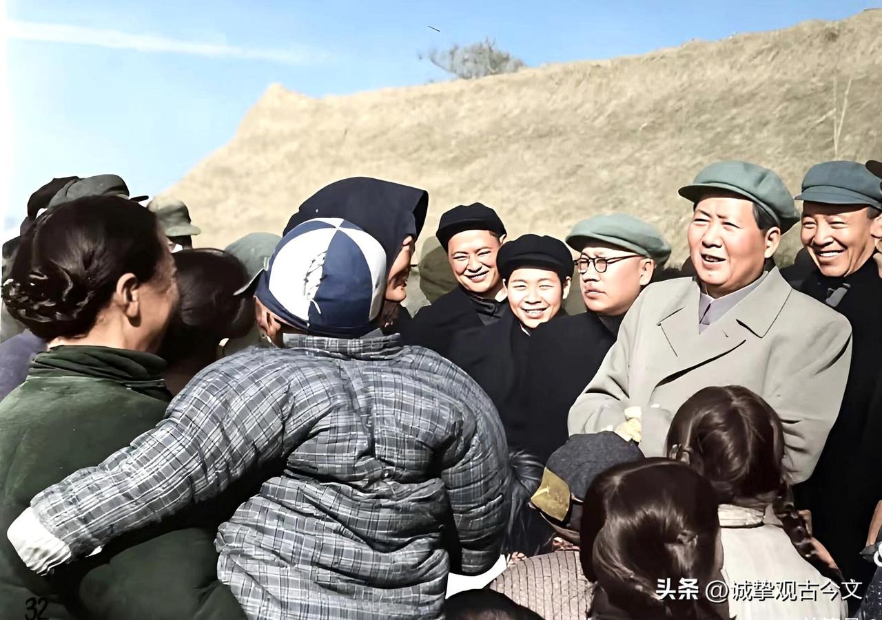 1955年，毛主席视察南京尧辰乡十月农村生产合作社，罗瑞卿陪同。