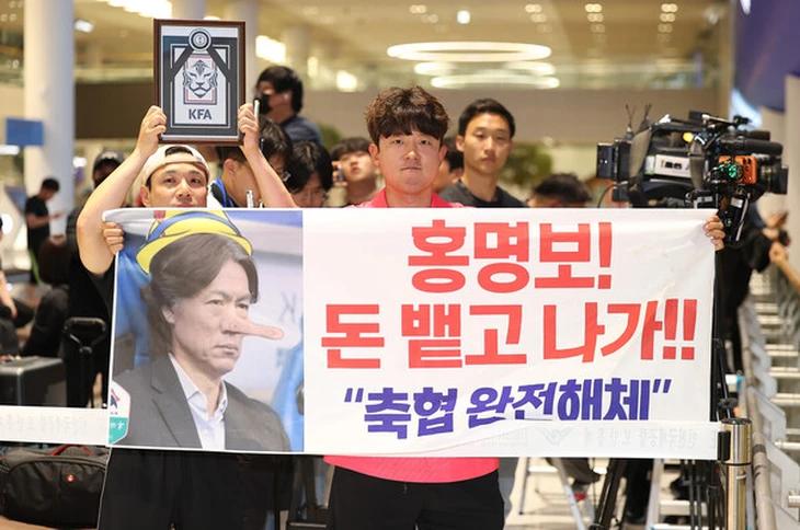 【韩国队主帅凌晨四点机场遭伏击，人群高喊“滚出韩国”】

在2026年世界杯征程
