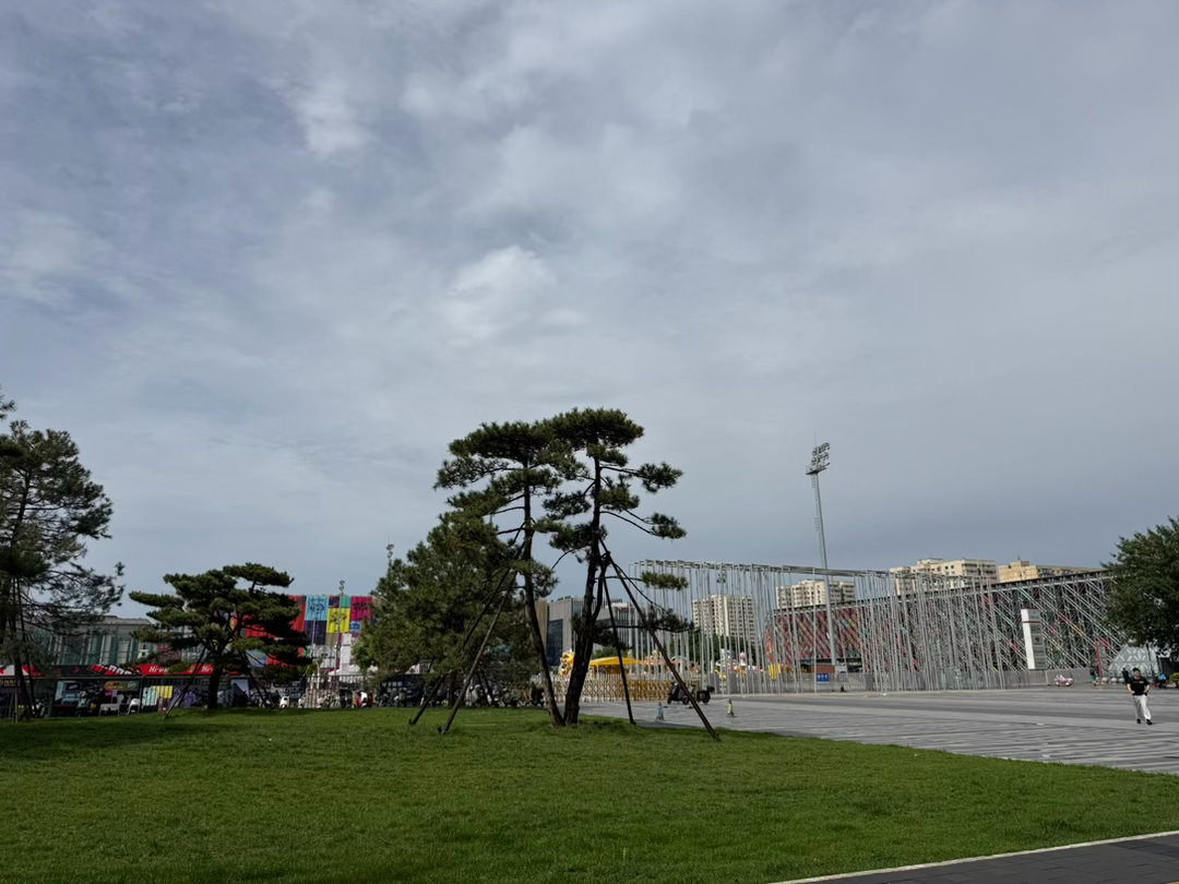 北京首钢北京男篮vs上海男篮 北京雨后天晴了，五棵松蓝天白云了！今晚京沪大战G4