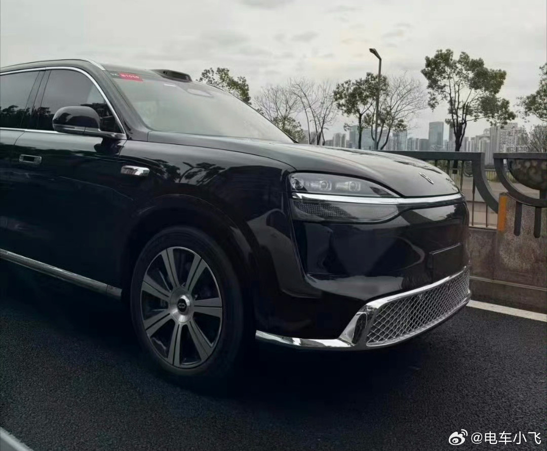 我感觉M9应该还有好的狠货没爆出来呢。科技车皇的桂冠，估计依旧戴的稳。问界m9