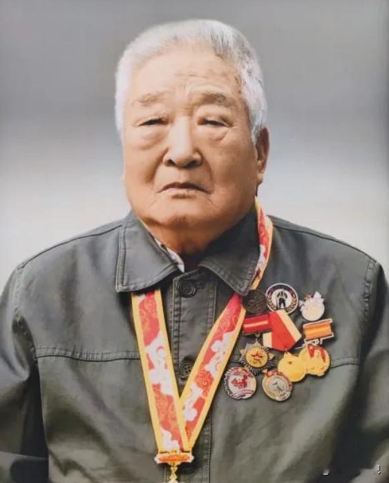 泪目了！2024年云南一96岁退休教师去世，学校翻找资料才发现：这个老教师居然获