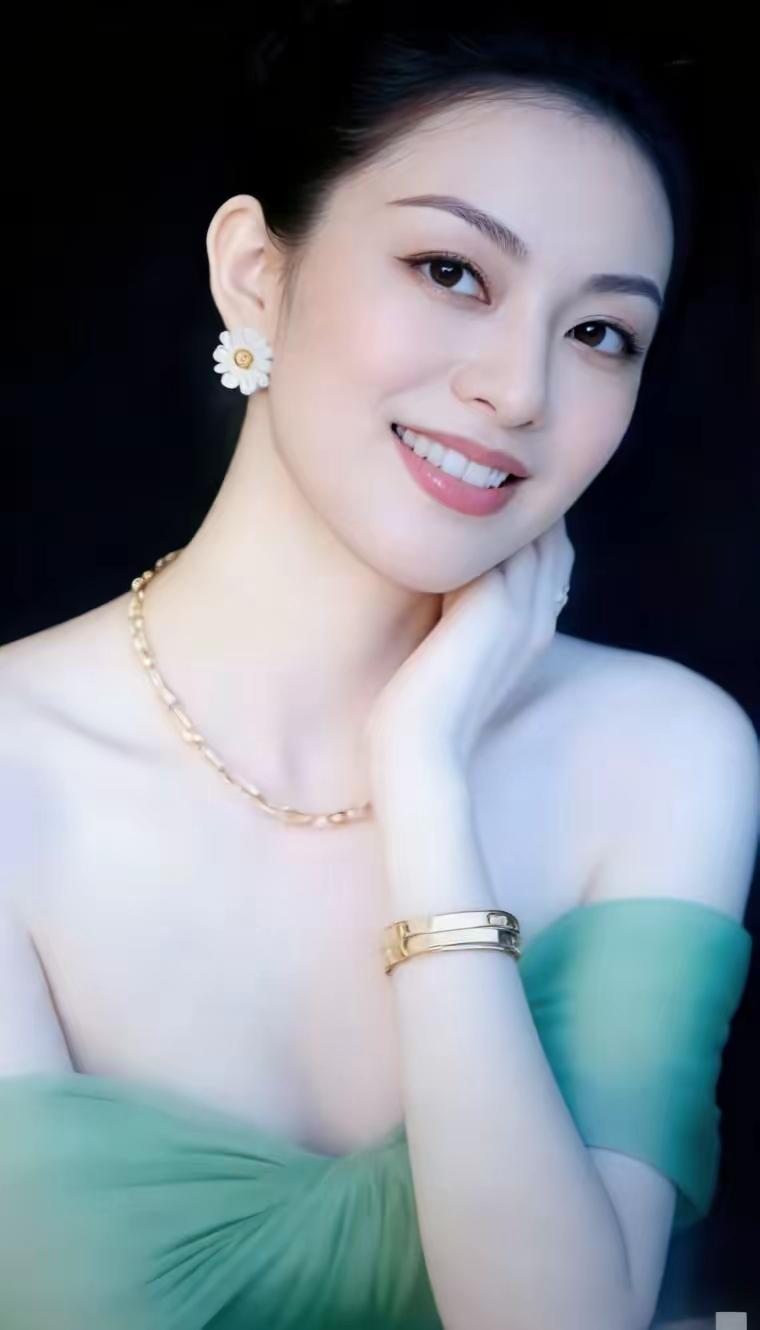 一夜春风入我家，
 窗台突放粉红花。
 清香阵阵缠幽梦，
心里想着那个他？