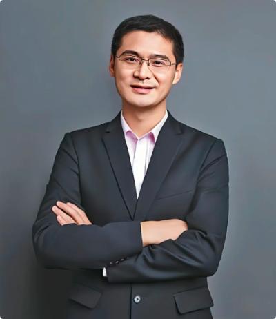 罗翔说：“年轻的时候，别把太多心思放在人脉上，不是因为人脉不管用，我非常负责任的