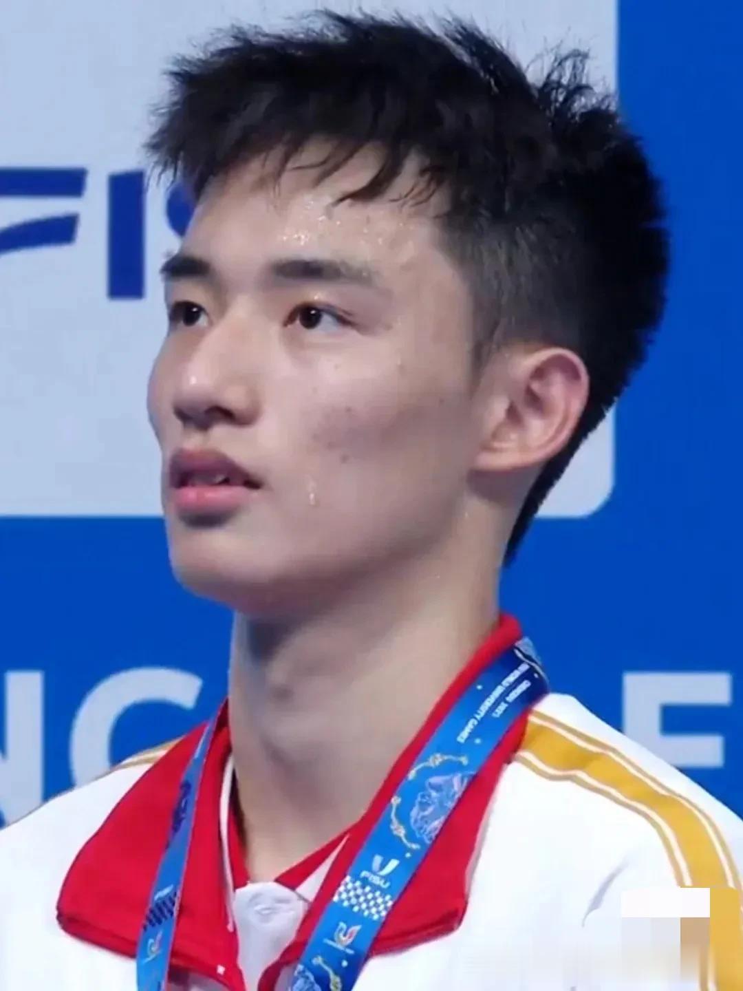 国羽王正行完胜夺大运会羽毛球男单冠军

虽然比赛很晚，拖到晚上11点才结束，但是