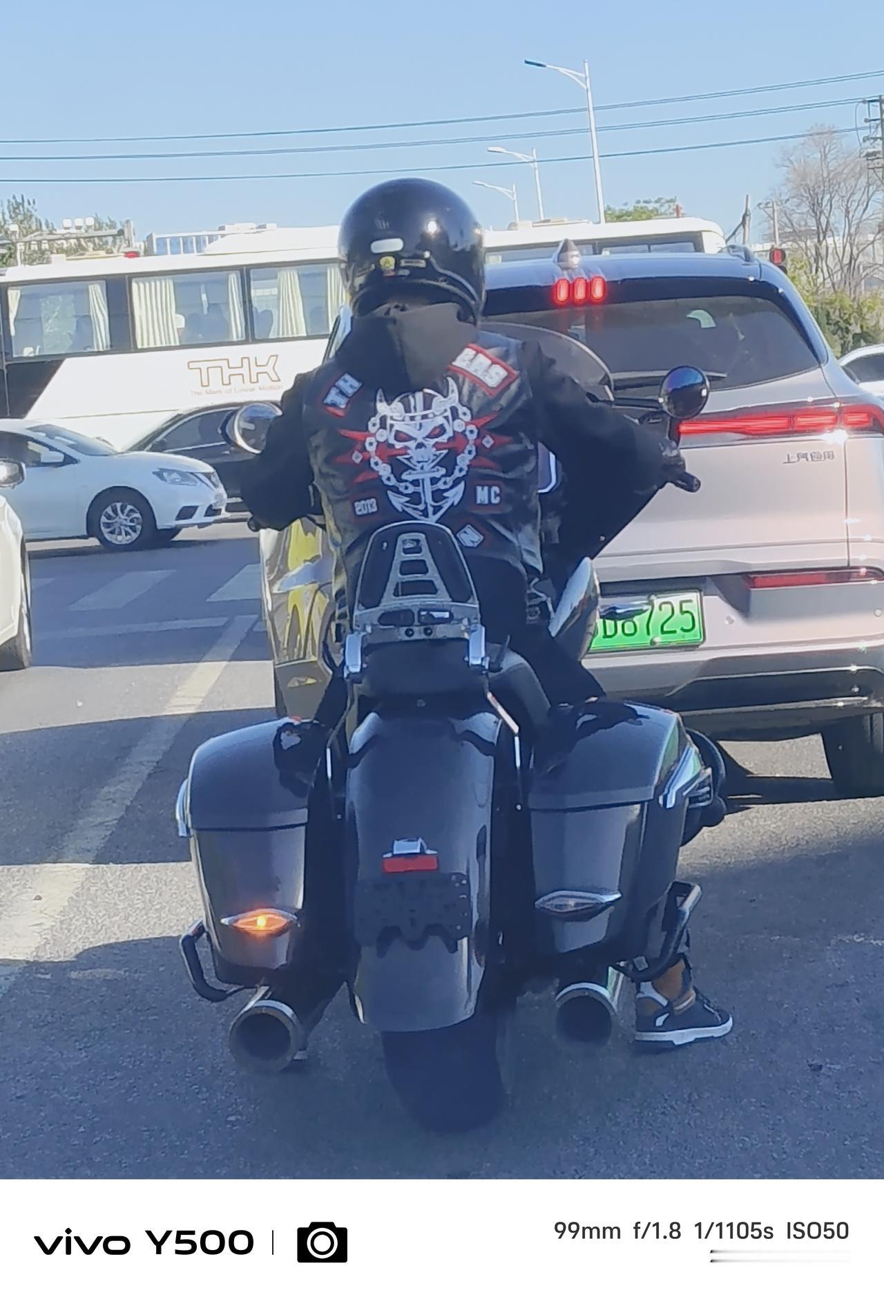一声炸雷惊天地
早晨开车上班途中，就听身后一声炸雷，单纯的平地一声炸雷，心脏突突