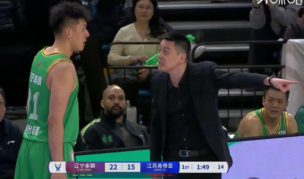 杨鸣你好好反思一下吧，在你手里打出来了几个年轻球员？？二老用到还剩一老了，这种热