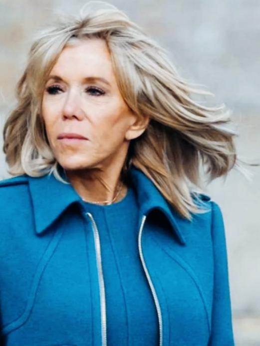 马克龙妻子布丽吉特这发型是不是飘逸美啊？
还是一种凌乱美呢？
这往后飘逸的造型是