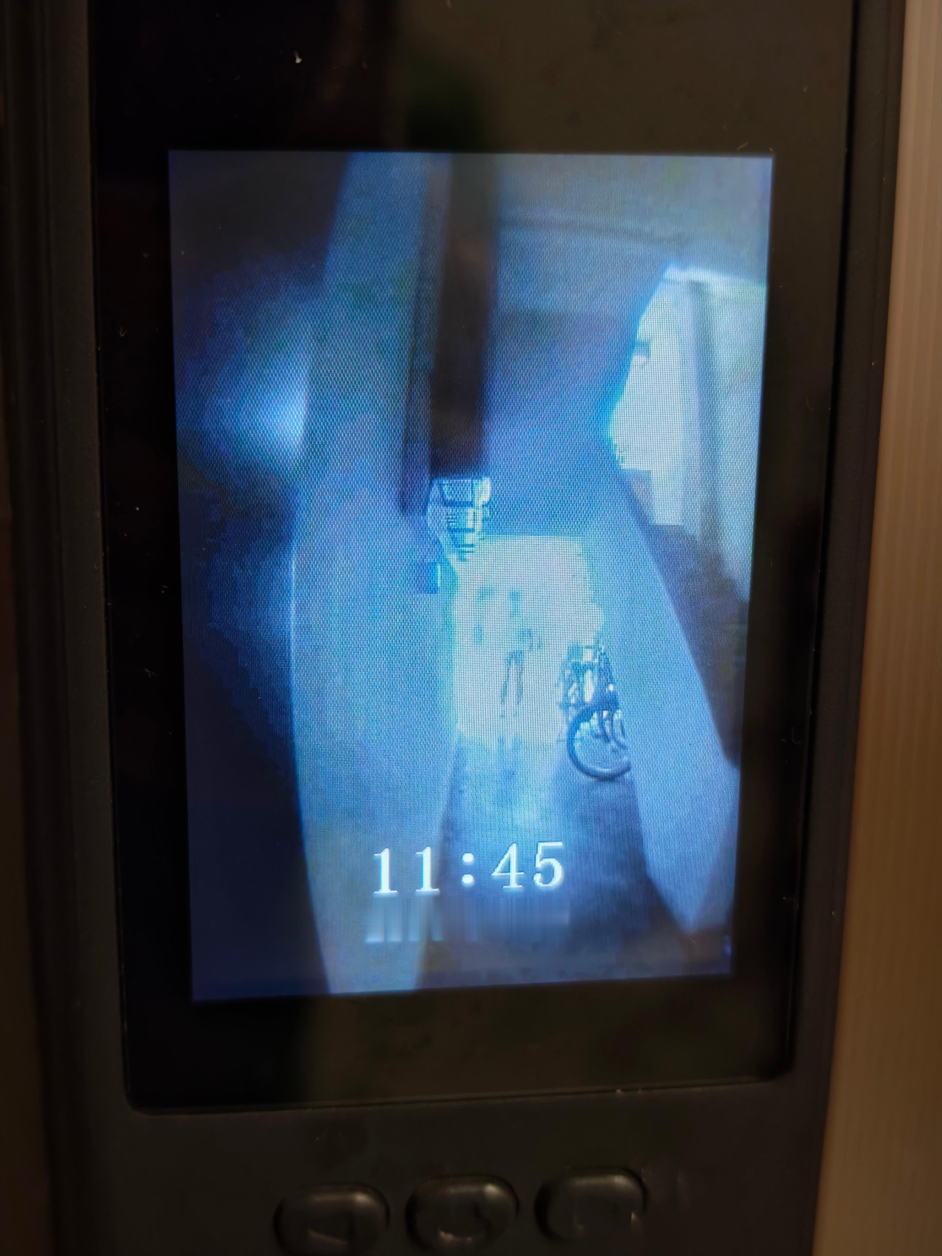 一群看着像是小学生/初中生的小屁孩，男的女的都有！在我工作室门口外面聊天抽烟，烟