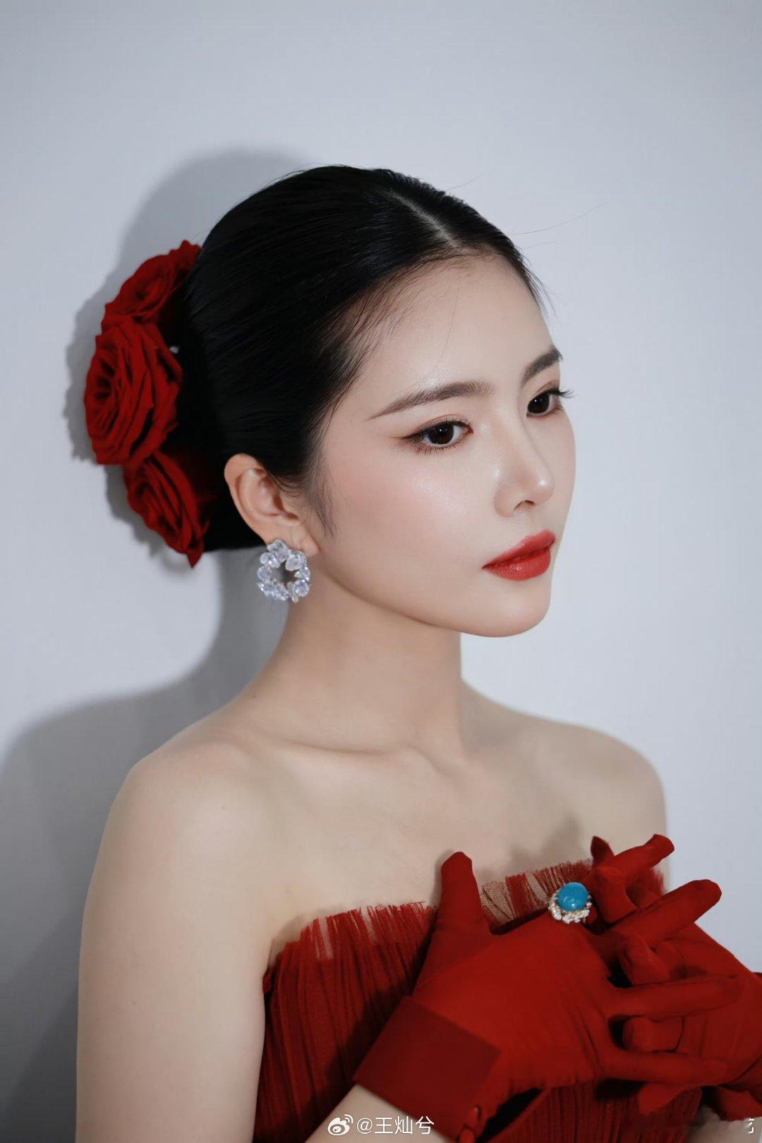 杜淳老婆王灿给掌纹打码谁懂啊！王灿给掌纹打码，和李湘的严谨狠狠共鸣了 