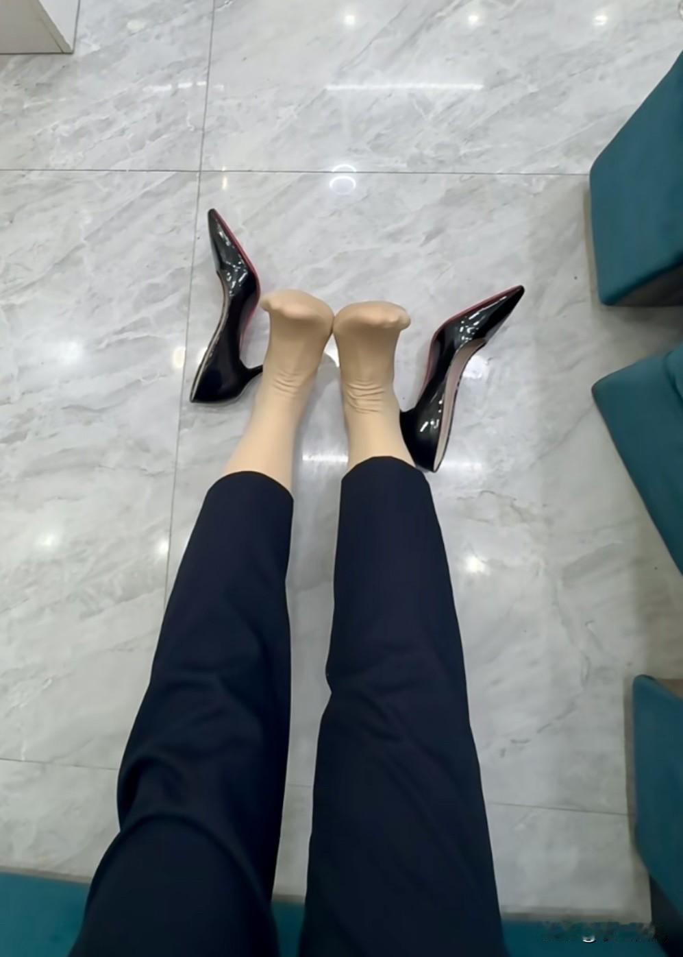 救命！谁懂啊！领导非让穿高跟鞋，走了一上午路，脚底板疼得钻心，小腿肚子还直打颤。