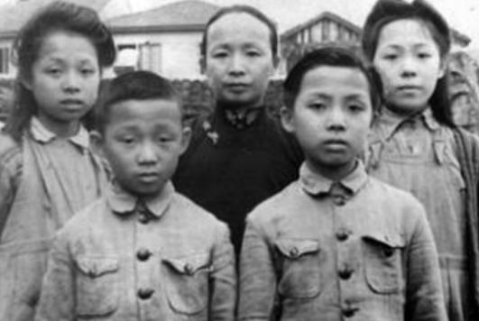 1949年，抗日烈士谢晋元的妻子凌维诚，给时任上海市长的陈毅写了封信，信里说自己