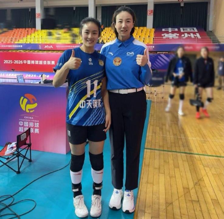 想了解一下，有多少人认识这位个子高的美女？
提供一些线索啊。
她以前也是排球运动