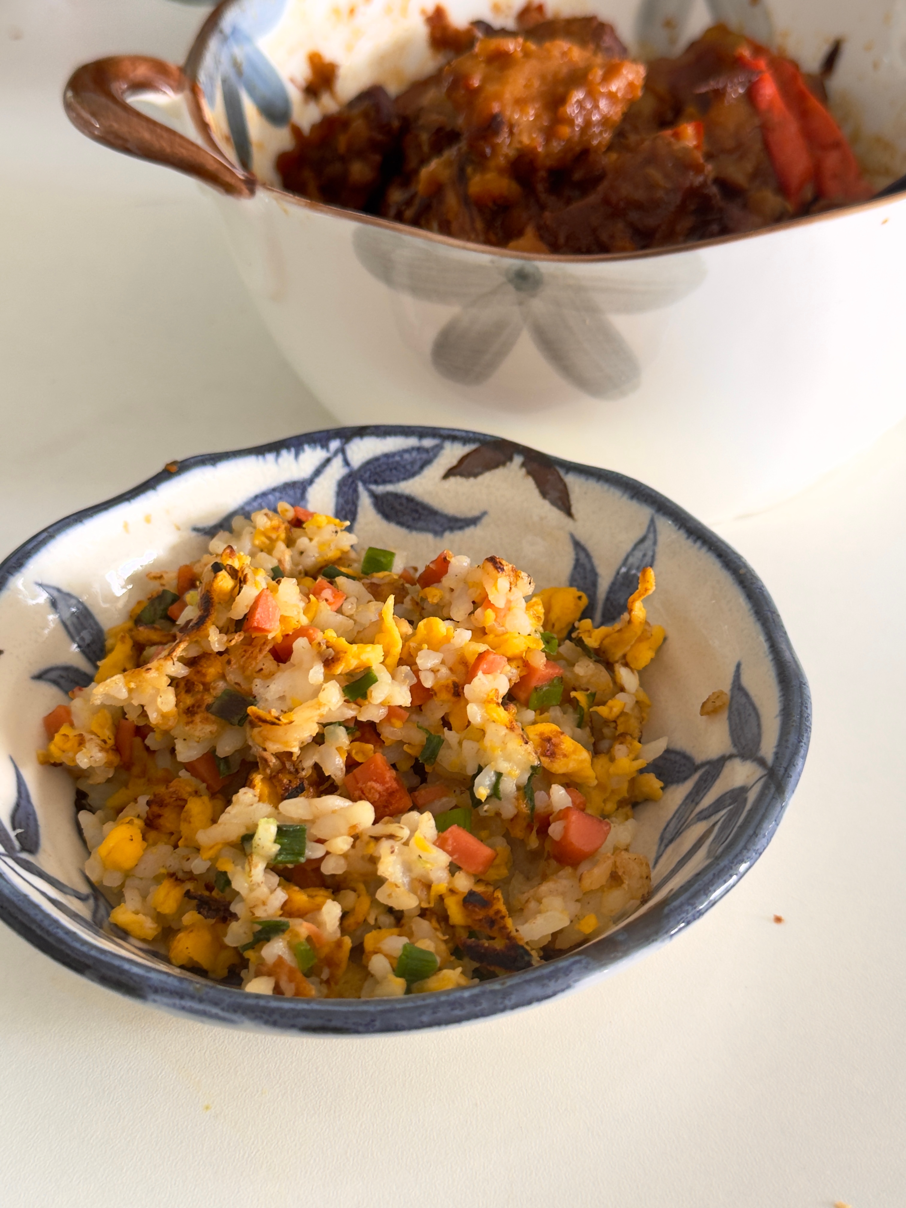 早餐，猫毛配牛油果芝士鸡蛋卷心菜三明治，午餐，不断撞击过来的猫猫头和猫毛配火腿葱