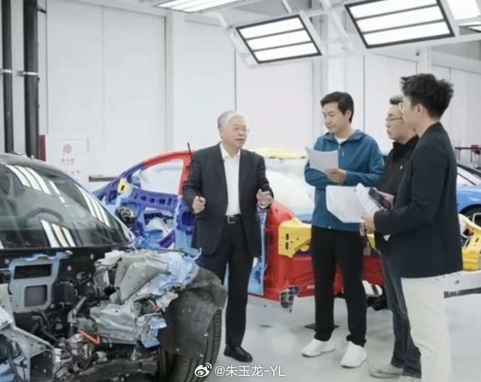 雷总对全新SU7 做了一场拆车直播里，汽车安全专家朱西产现场看完新一代SU7的超