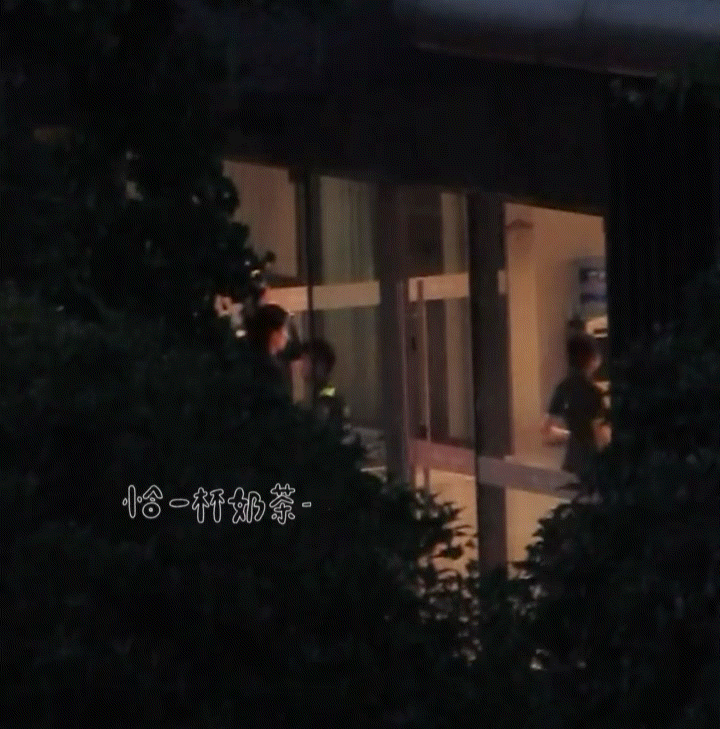 [跪了]看得出来的确赶时间回剧组，到机场的时候衣服都没换（cr📕 ​​​