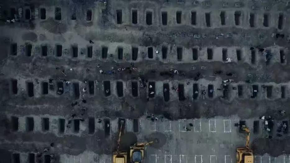 这是我看到最心痛的一张图片。
这是伊朗人为被以色列轰炸学校。死了165多名女学生