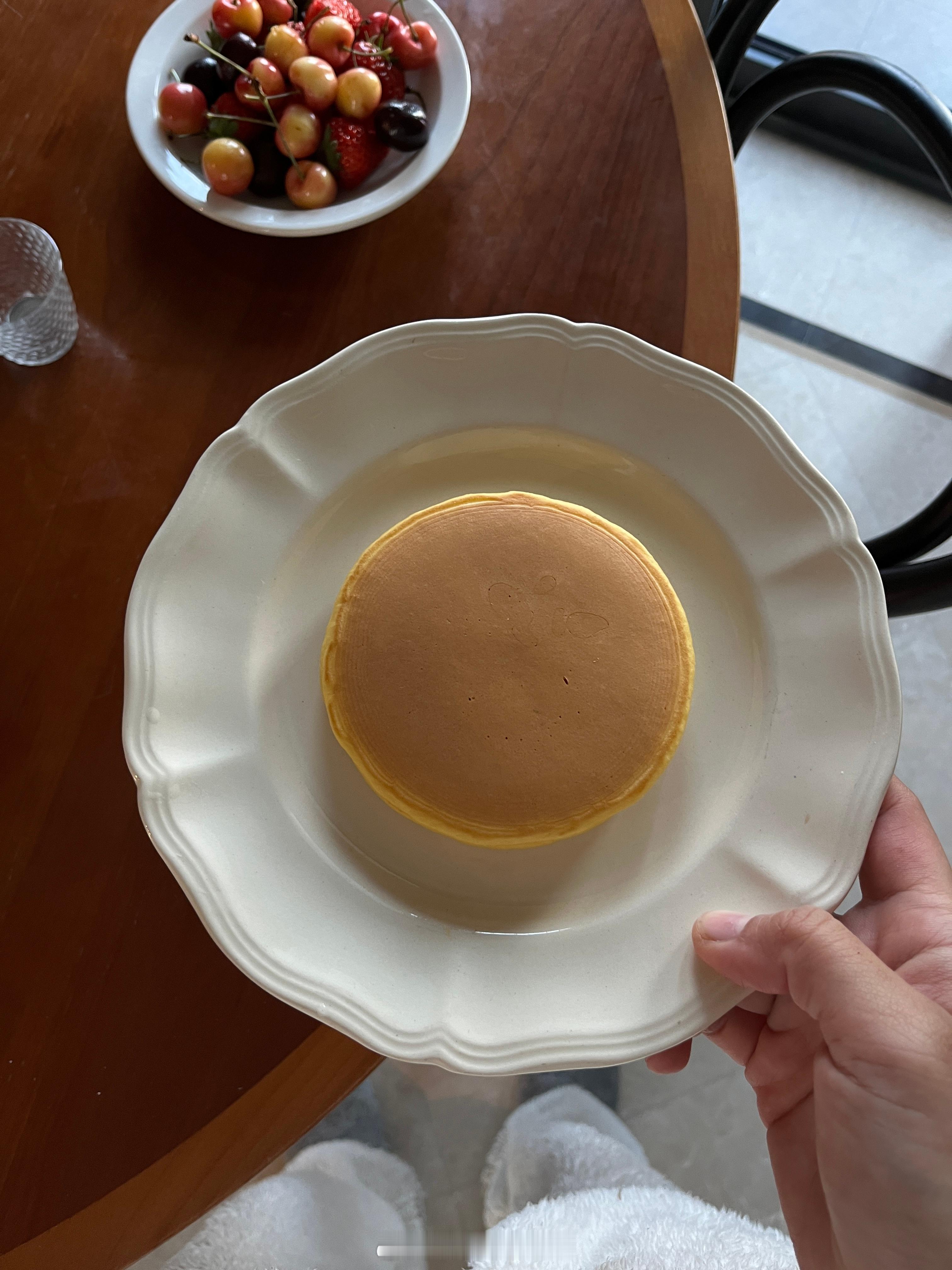 洗了一大盆草莓车厘子本来想装饰松饼，奈何今天的饼摊得太完美了哈哈哈决定空口吃饼！