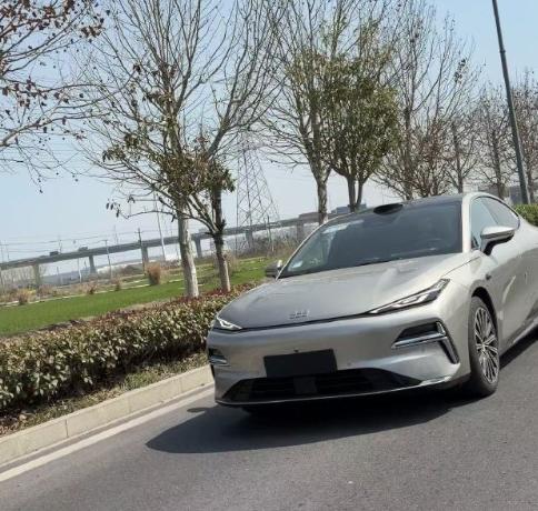 吉利银河星耀8新版车型曝光，最近在路测的时候被拍摄到了，很明显多出了小巧的激光雷