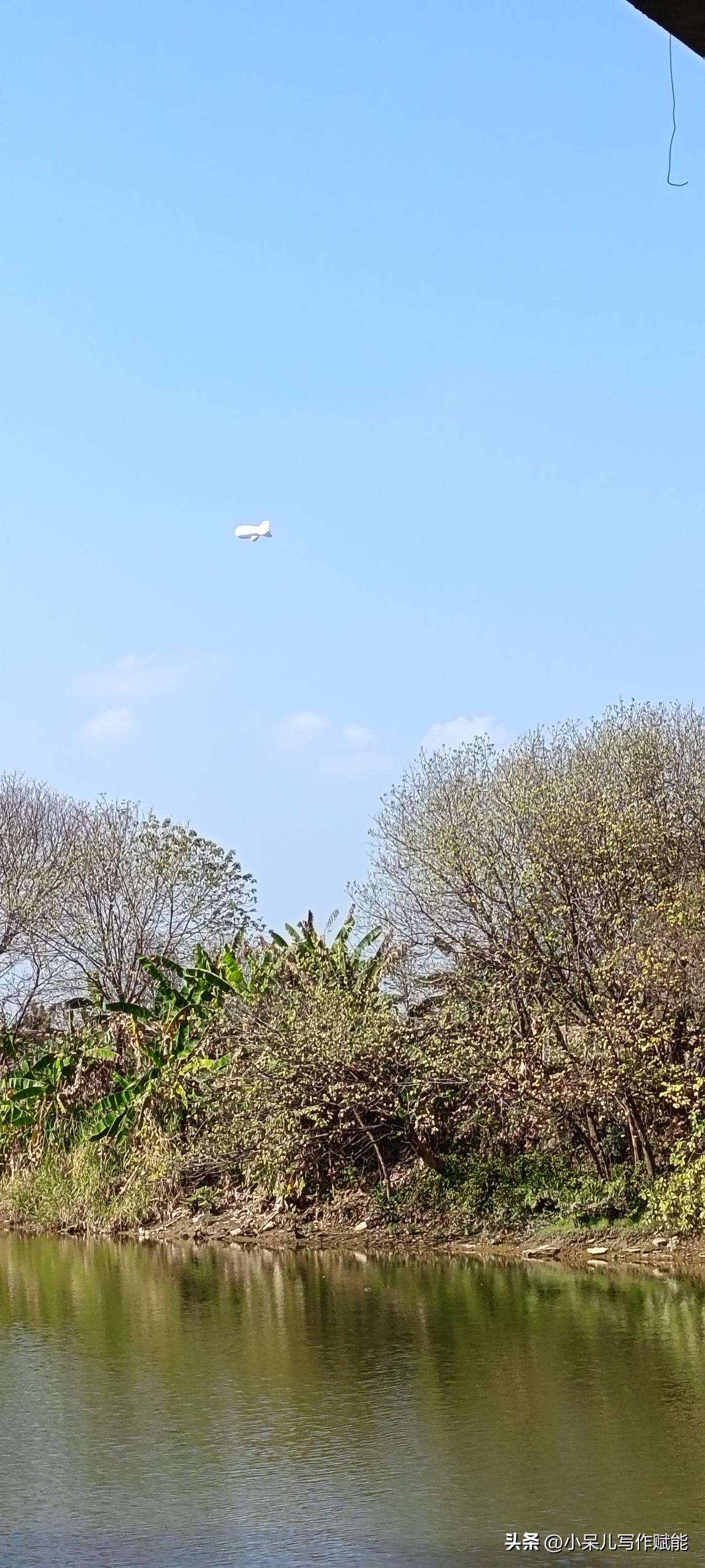 站在河边看天，风轻云淡，连天上的飞艇都慢悠悠飘着。
日子哪有那么多急着要赶的路？