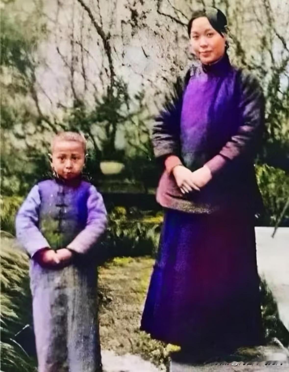 这是1918年，钱学森与母亲章兰娟一张十分罕见的合影。
章兰娟端庄秀丽，面容慈善