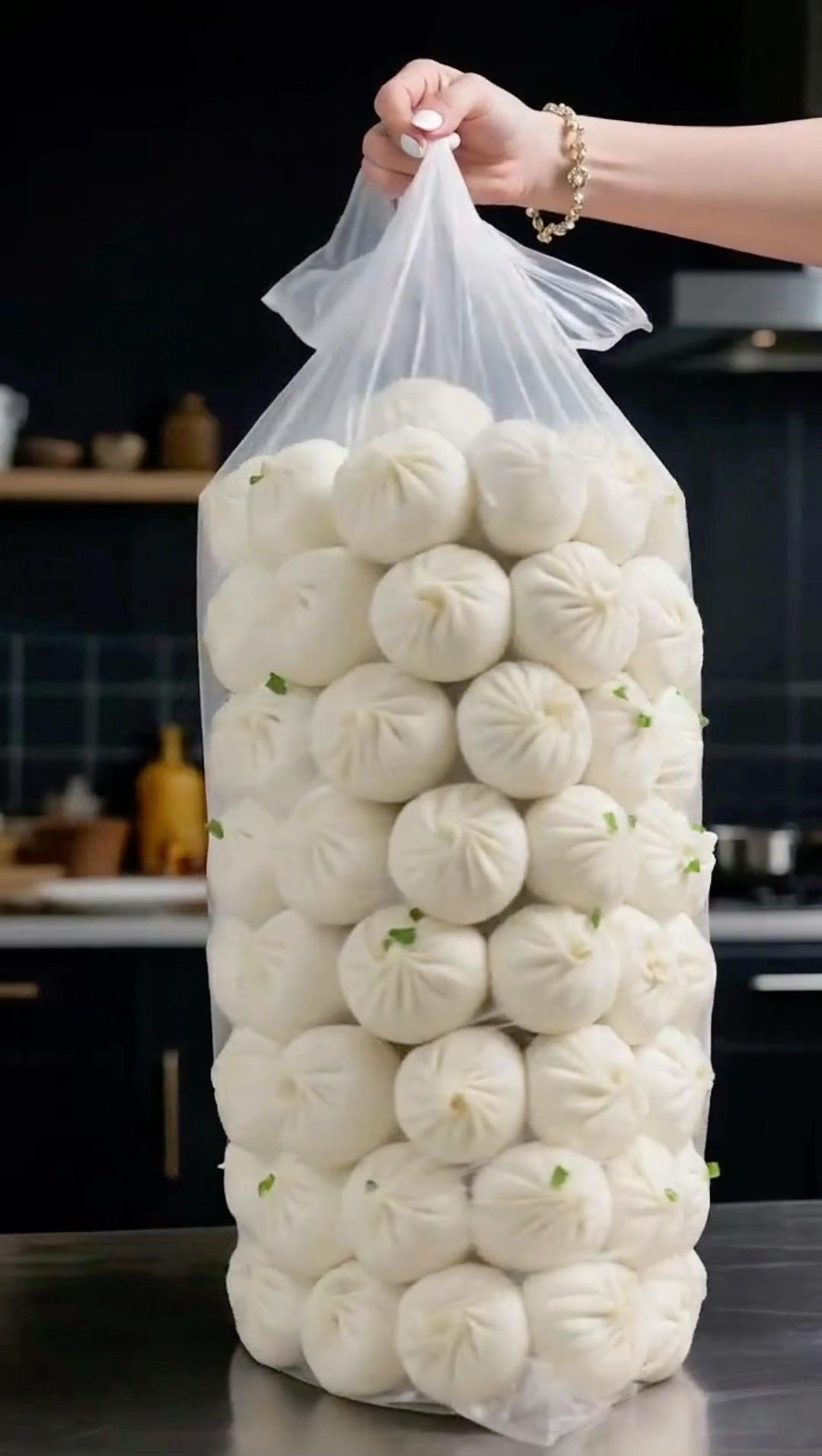 一口爆汁的快乐来了！这款鲜肉大葱小笼包，每一个都塞满鲜猪肉和鲜嫩大葱...