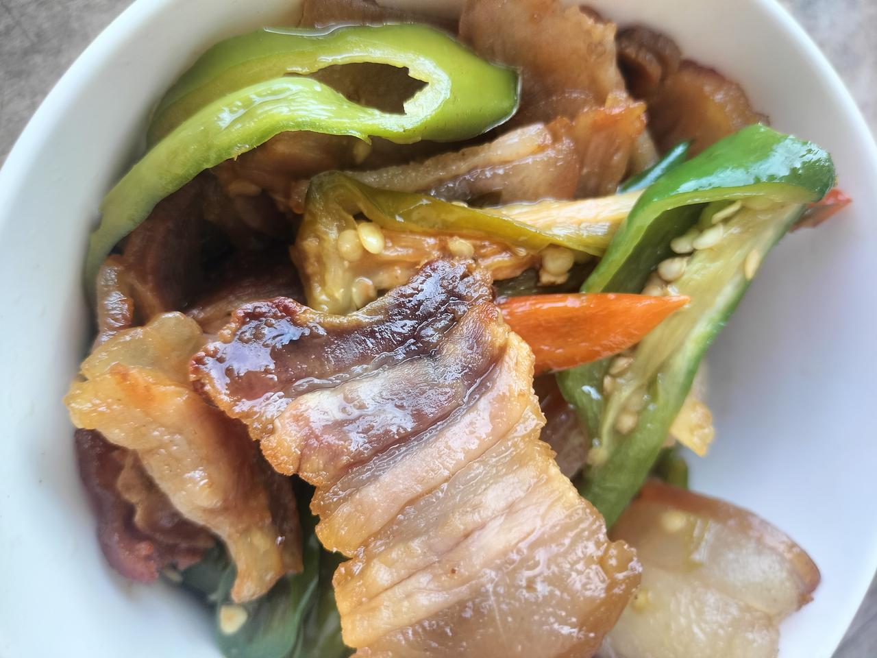 这一碗青辣椒腊肉是房东阿姨炒的，端了一碗给我吃，真的太好吃了，她那个腊肉腌的方法