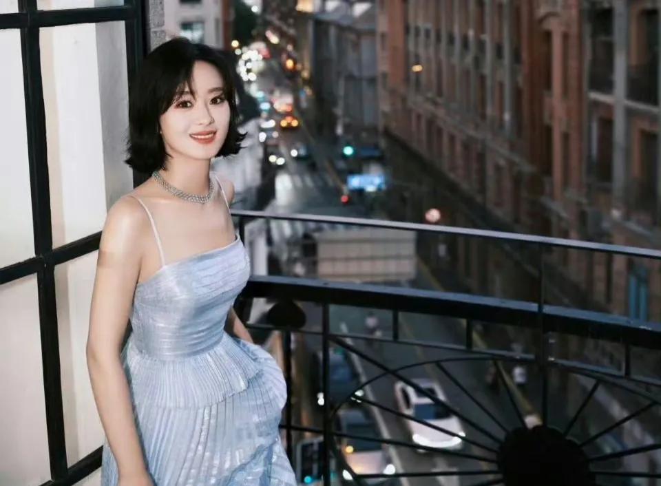 赵丽颖直播造型依然短发，但是出奇的气质绝佳，天然的美丽，乖张的性格。#闲聊女神赵