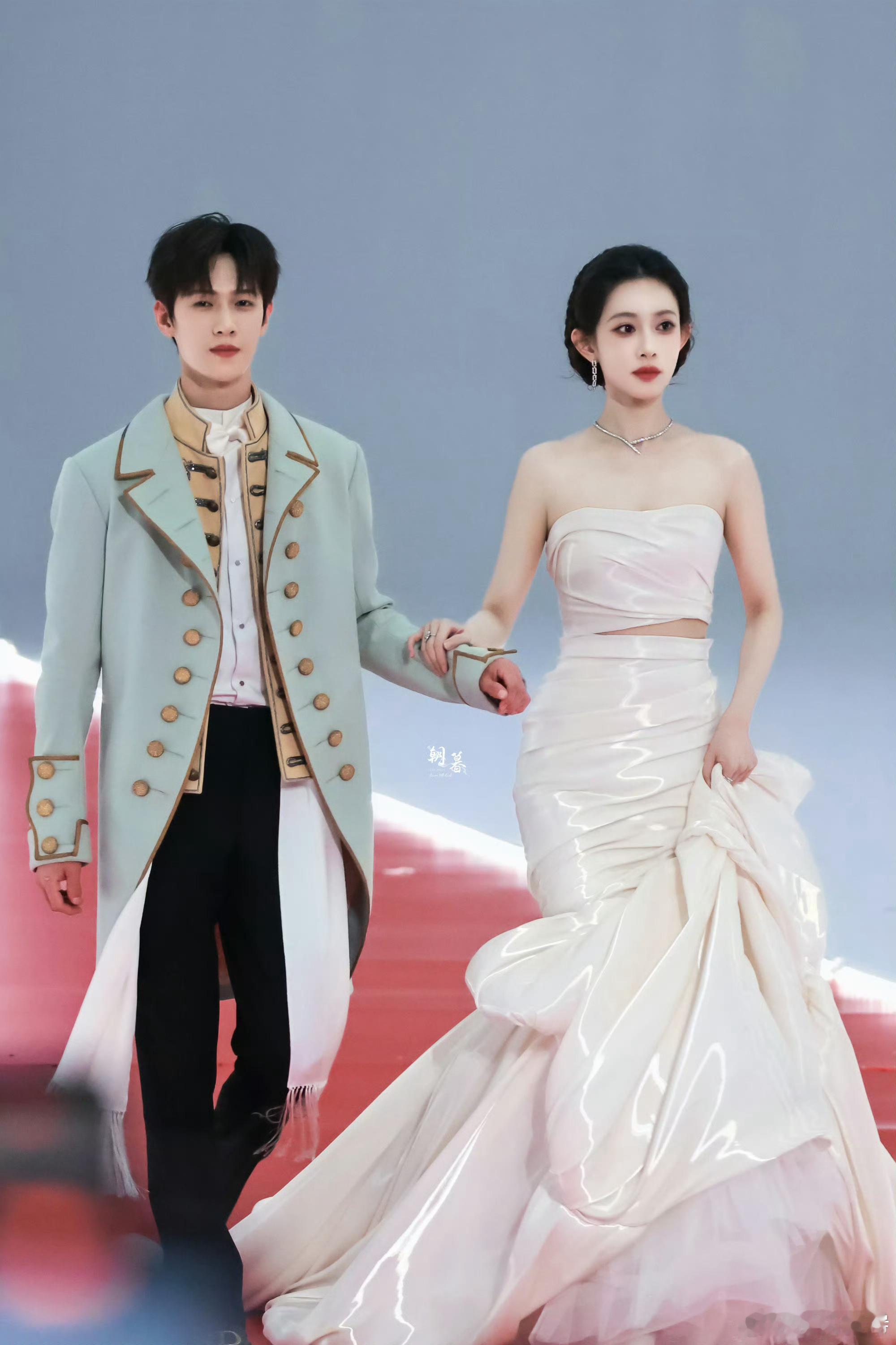 聊啥呢让我也听听啊！ 